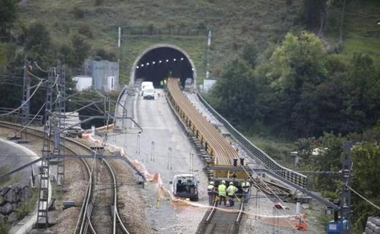 Trabajadores de Adif Alta Velocidad atendiendo el primer tren que entra en la variante de Pajares desde el lado asturiano.