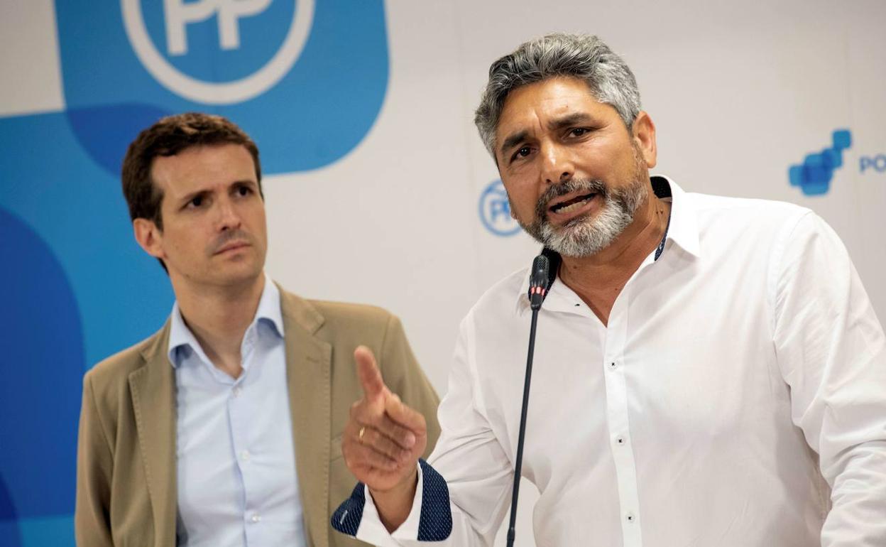 Fotografía de archivo de Juan José Cortes junto a Pablo Casado.