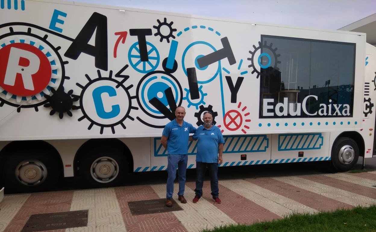 El autobús 'Creactivity' de EduCaixa llega a León para fomentar el diseño y la creatividad entre los escolares