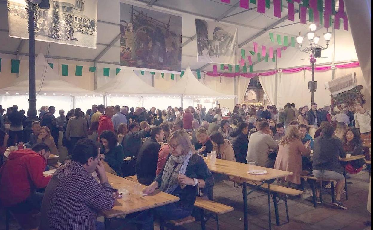 Carpa completamente llena en la última Feria de la Morcilla.