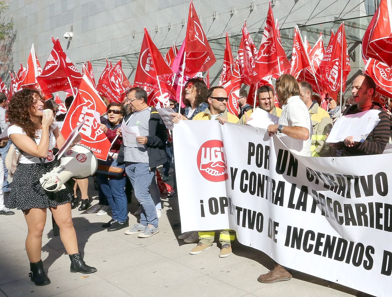 Más de un centenar de personas pertenecientes al personal fijo discontinuo del operativo de incendios dependiente de la Junta se concentra para protestar por la situación de precariedad laboral.