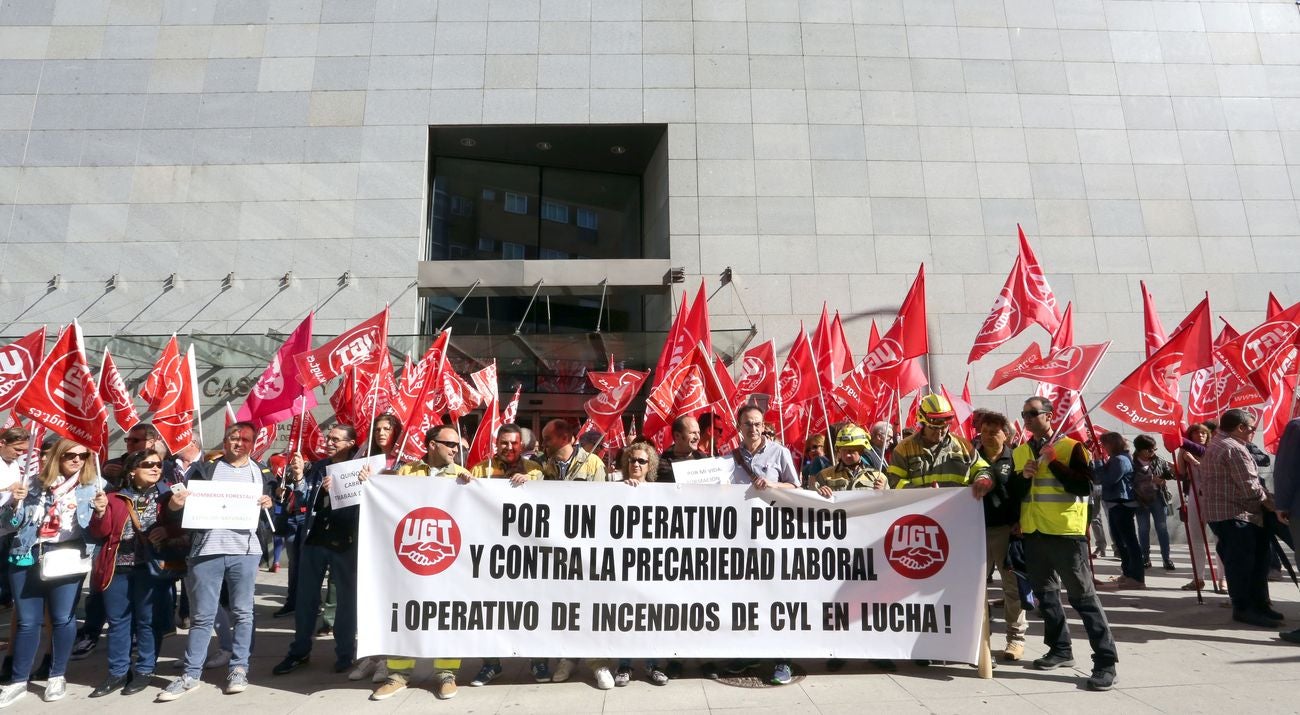 Más de un centenar de personas pertenecientes al personal fijo discontinuo del operativo de incendios dependiente de la Junta se concentra para protestar por la situación de precariedad laboral.