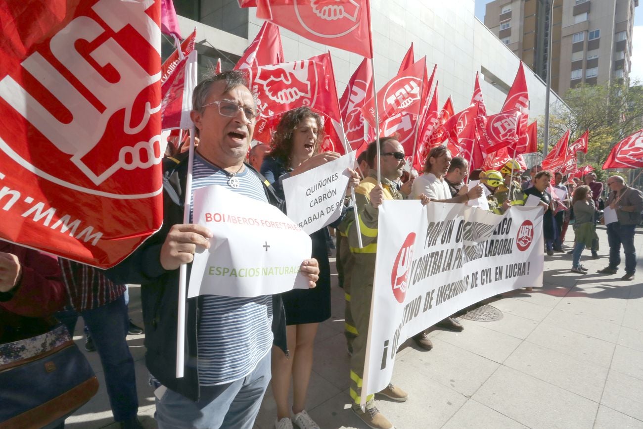 Más de un centenar de personas pertenecientes al personal fijo discontinuo del operativo de incendios dependiente de la Junta se concentra para protestar por la situación de precariedad laboral.