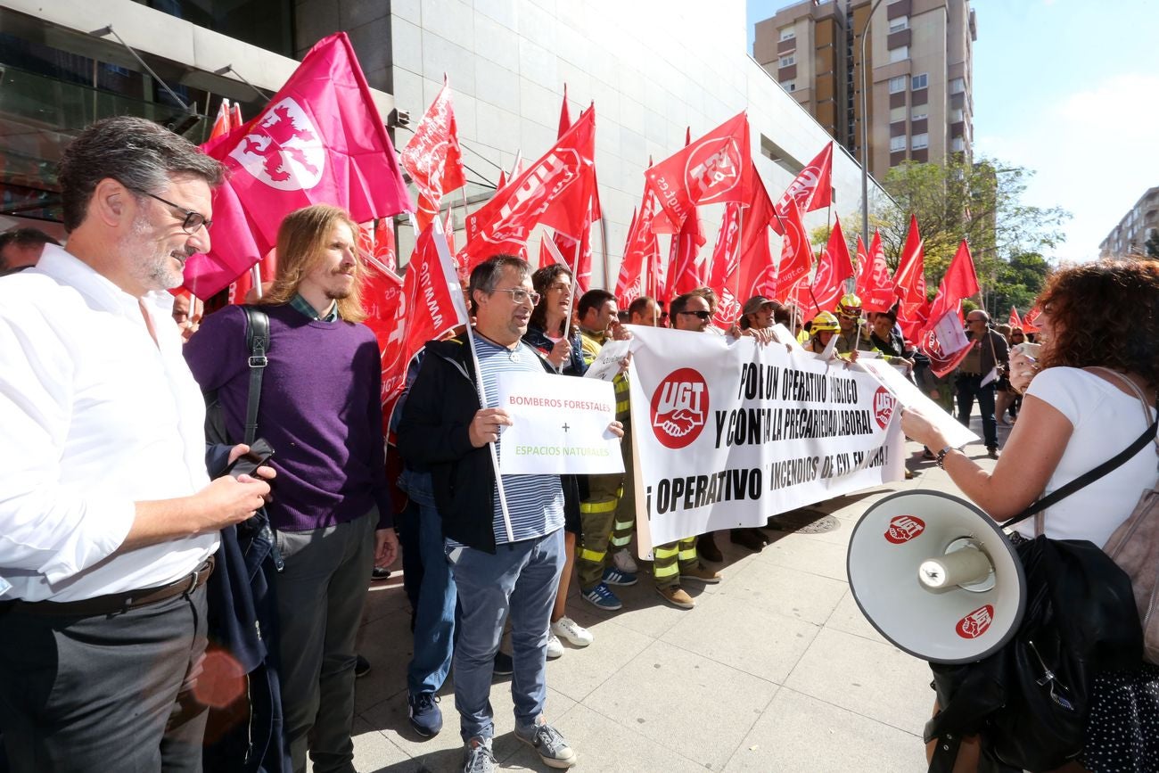 Más de un centenar de personas pertenecientes al personal fijo discontinuo del operativo de incendios dependiente de la Junta se concentra para protestar por la situación de precariedad laboral.