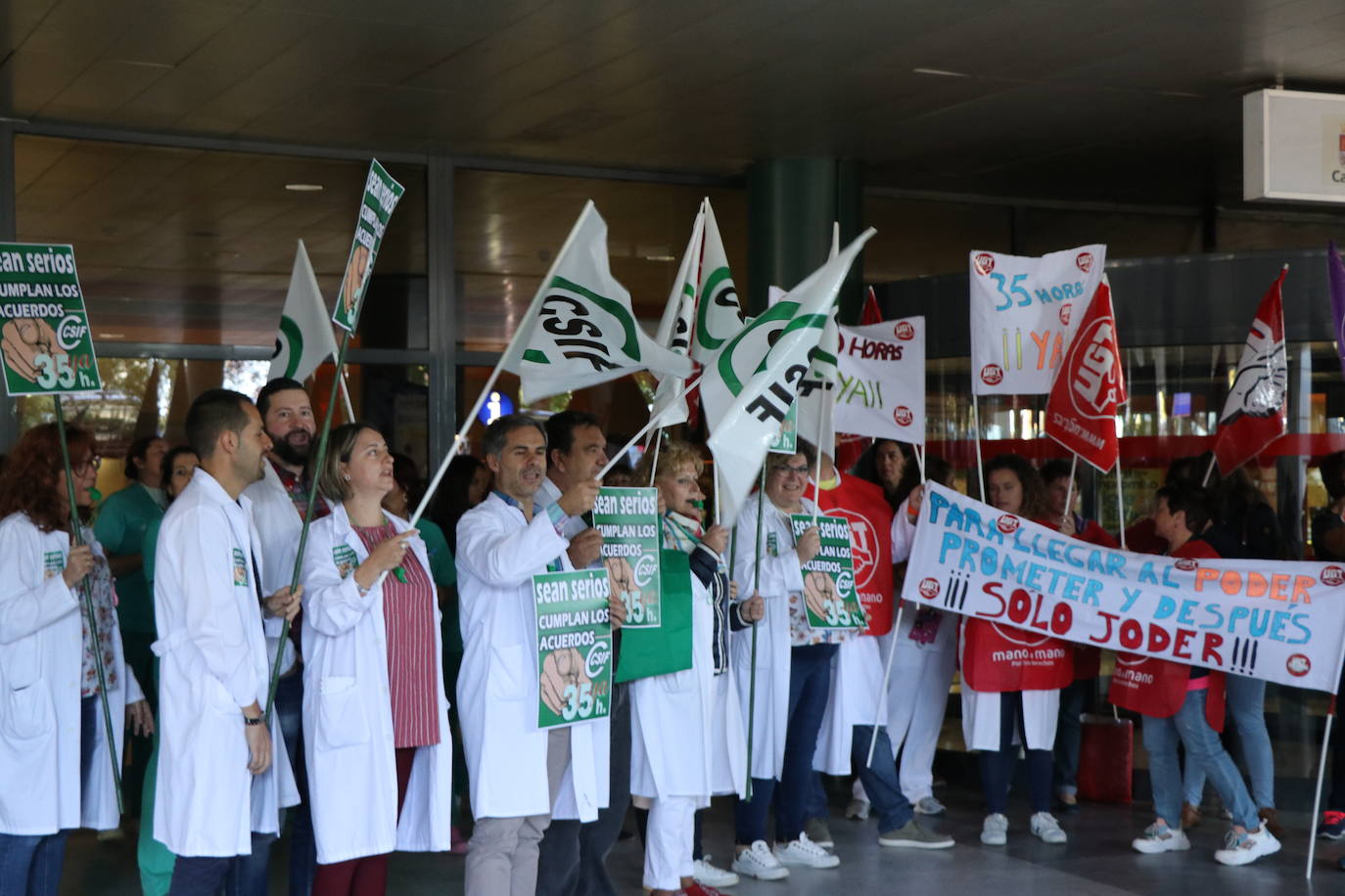 Fotos: Concentración sindica en el hospital por las 35 horas