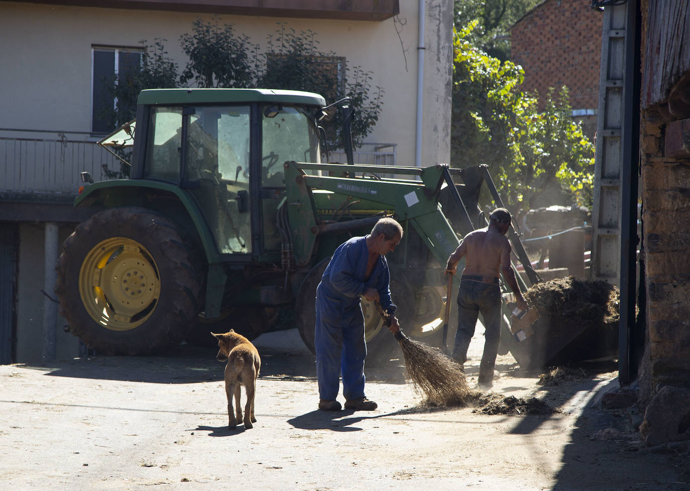 Los hermanos Mellanes, con su tractor en mitad de la calle de Mellanes. 