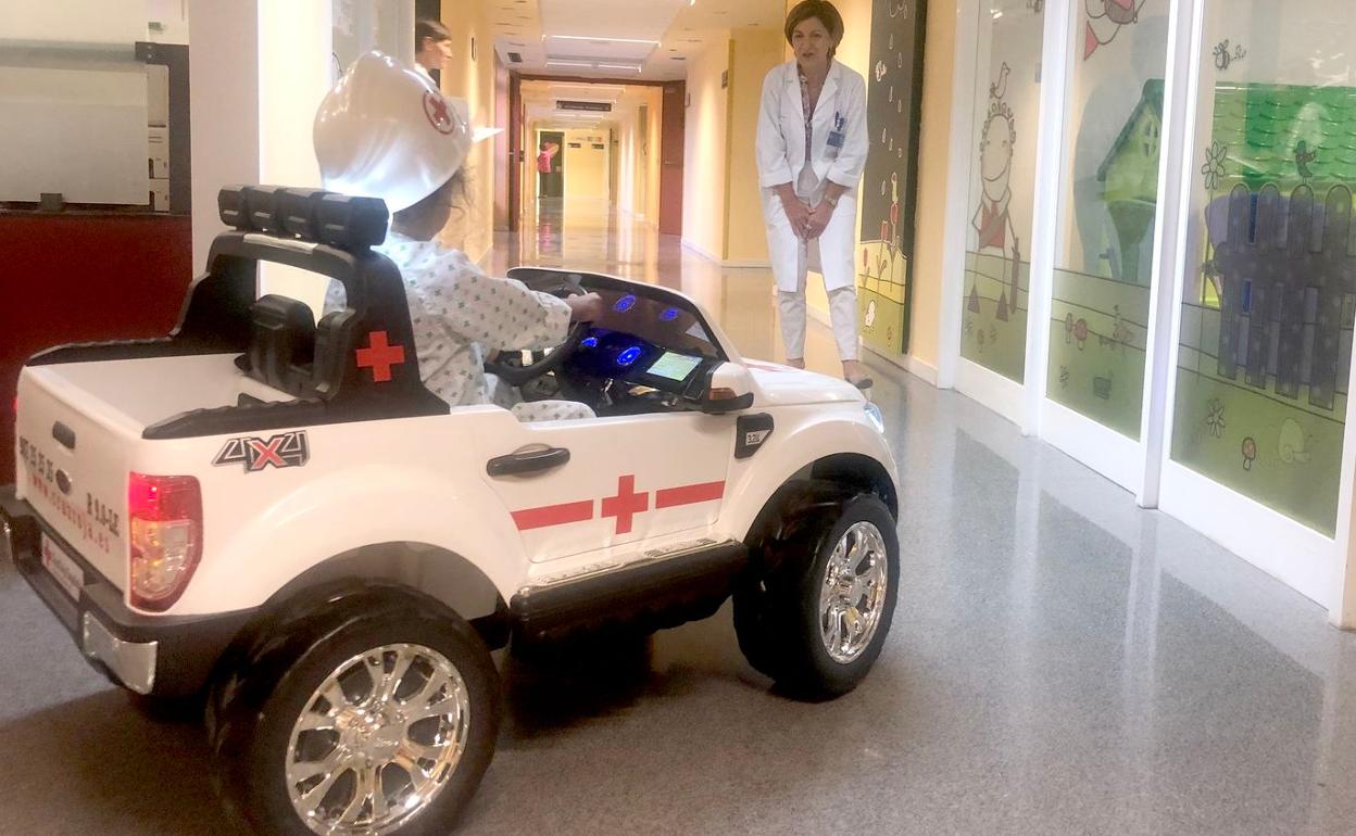 Imagen del vehículo para los más pequeños donado por Cruz Roja al Hospital de León.
