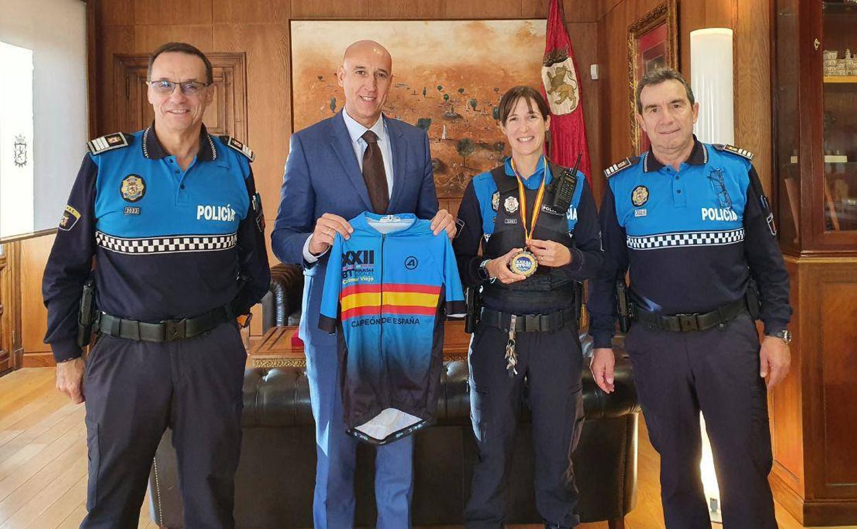 José Antonio Diez, junto a los policías que acudieron a la cita.