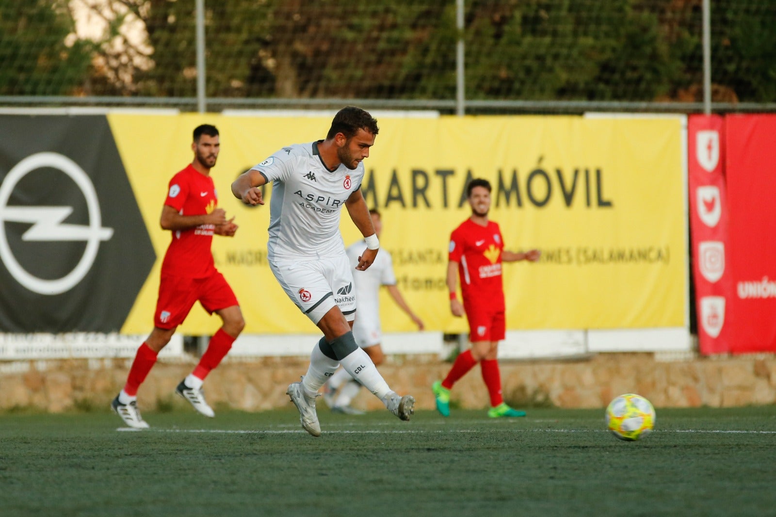 El filial culturalista suma un punto en la visita a Santa Marta de Tormes tras fallar un penalti en el tramo final del choque.