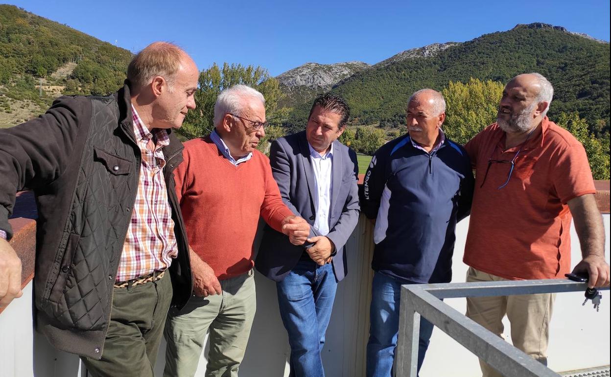 Luis Mariano Santos y los alcaldes, durante la visita. 