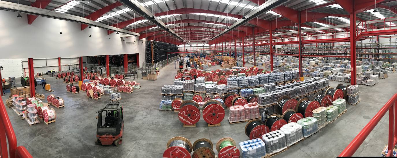 Imagen interior del nuevo centro logístico de Miguélez en el polígono de Villadangos.