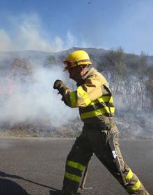 Imagen secundaria 2 - Medios terrestres y aéreos trabajan en la extinción de un incendio en Quilós