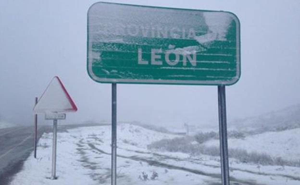 Cartel nevado que indica la llegada a la provincia de León.