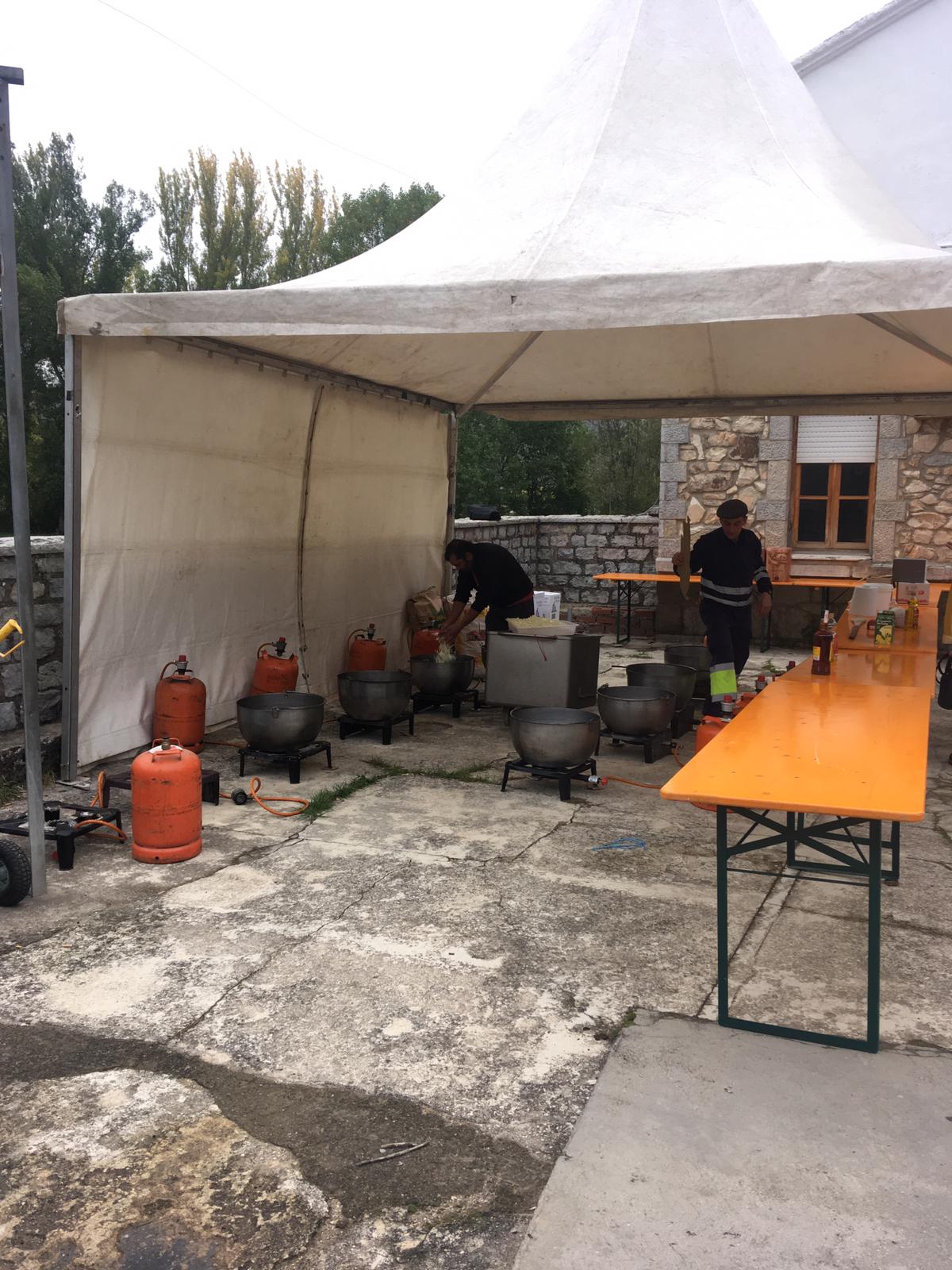 La localidad de Carmenes ha celebrado este domingo la XXI edición de su Feria Tradicional. Esta cita rememora durante dos días el tradicional sistema de vida autóctono, como las artesanías en madera, la exhibición de ganado y un importante desfile de pendones.