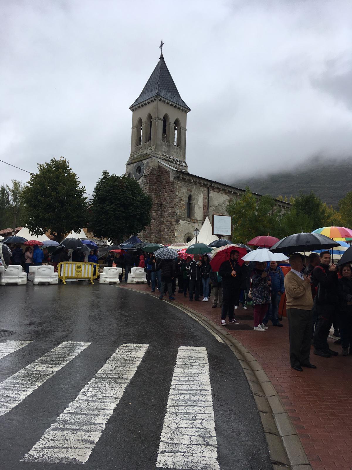 La localidad de Carmenes ha celebrado este domingo la XXI edición de su Feria Tradicional. Esta cita rememora durante dos días el tradicional sistema de vida autóctono, como las artesanías en madera, la exhibición de ganado y un importante desfile de pendones.