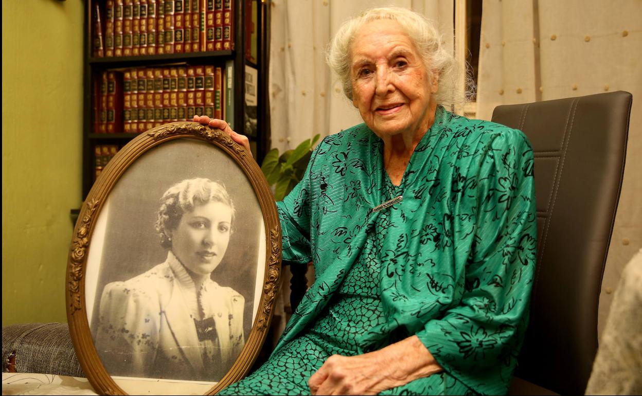 Rosario López, vallisoletana de 106 años, con una foto de su juventud. 