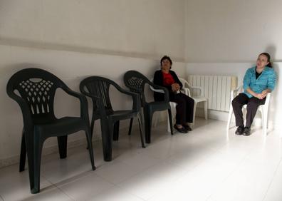 Imagen secundaria 1 - Arriba, Rufina Martín, en el consultorio de Grisuela. Debajo, Pascuala Martín y Verónica González esperan su turno. Sala de enfermería. 