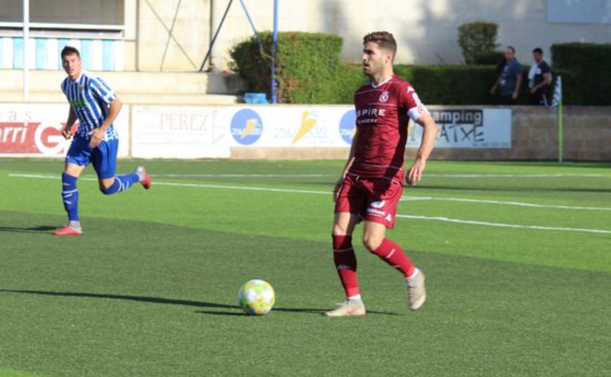 Iván González trata de sacar el balón jugado.