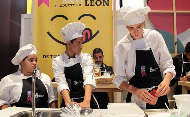 Imagen. Alumnos de Sahagún en 'cocina en vivo'