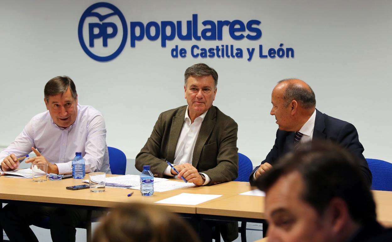 Francisco Vázquez, flanqueado por Pedro Viñarás (gerente del PP de Castilla y León) y el zamorano José María Barrios Tejero, candidato al Senado.