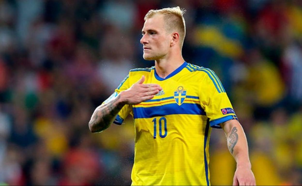 John Guidetti en un partido con Suecia. 