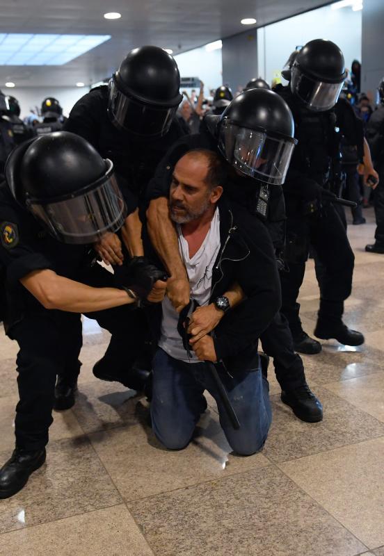 Los mossos detienen a un independentista en el aeropuerto de Barcelona