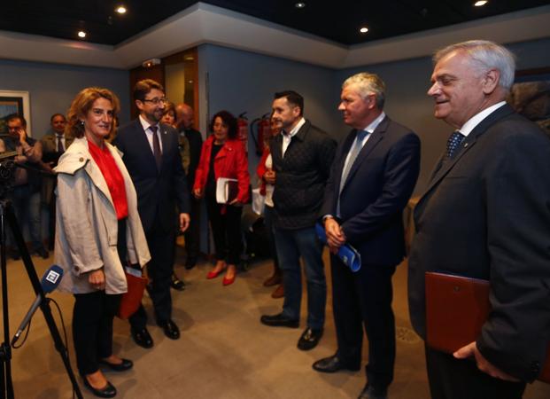 La ministra Teresa Ribera, al lado del consejero Enrique Fernández, frente a al secretario generla de UGT, Javier Fernández Lanero, el presidente de Fade, Belarmino Feito, y el vicepresidente de la patronal y presidente de Femetal, Guillermo Ulacia. 