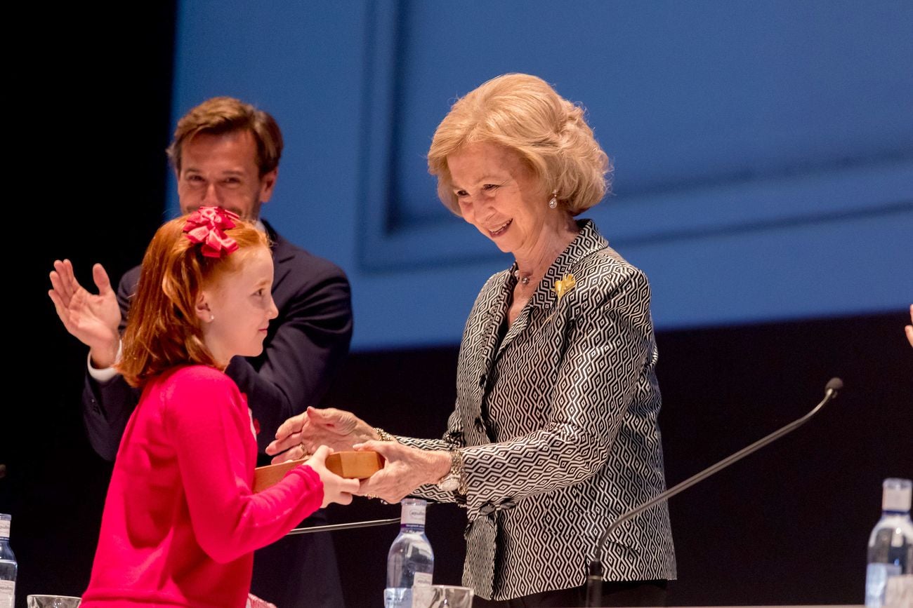 La niña leonesa Alba Lorenzo Ferreira consigue el premio BMW al talento más joven con su obra 'La amistad', una distinción que le ha sido entregada por la reina Sofia.