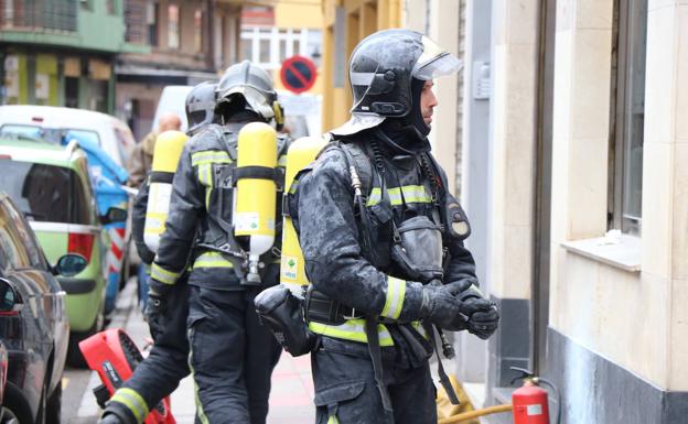 Efectivos de los Bomberos de León trabajan en el lugar del incendio. 