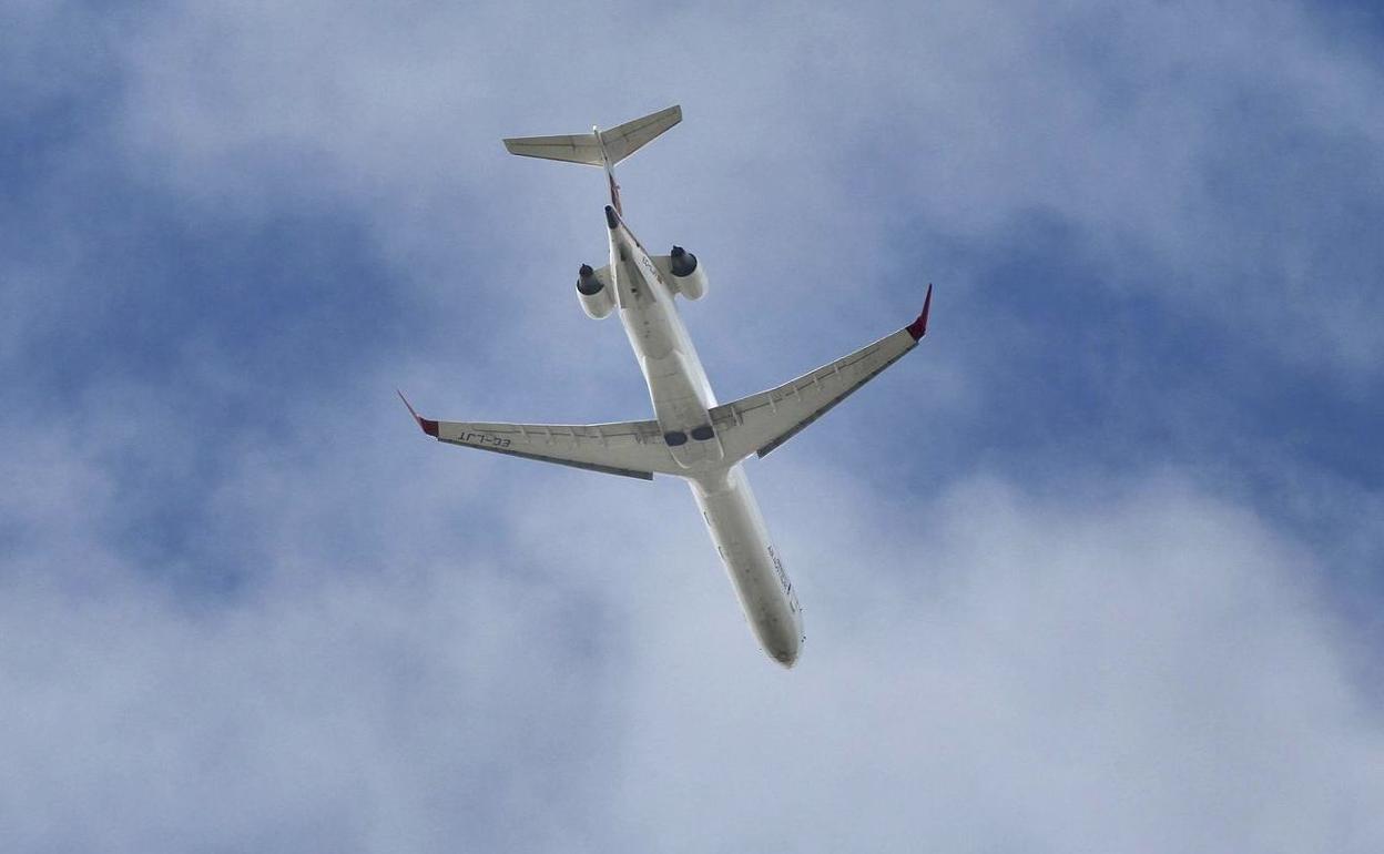 Imagen de un avión de Air Nostrum tras despegar en el Aeropuerto de León.