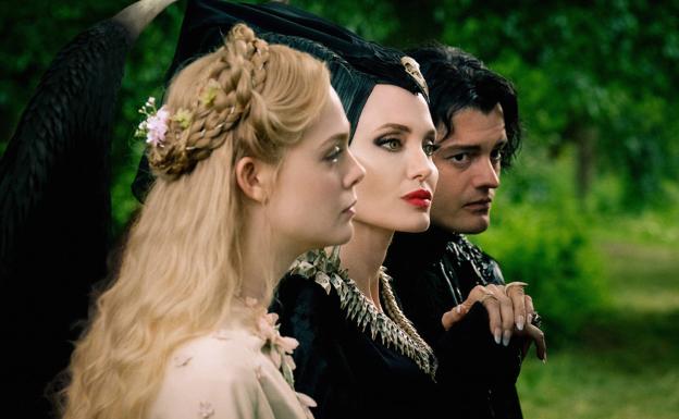 Elle Fanning, Angelina Jolie y Sam Riley en 'Maléfica: Maestra del mal'.