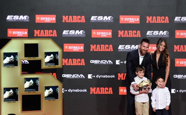 Leo Messi, su esposa Antonella y sus hijos Thiago y Mateo con la sexta Bota de Oro