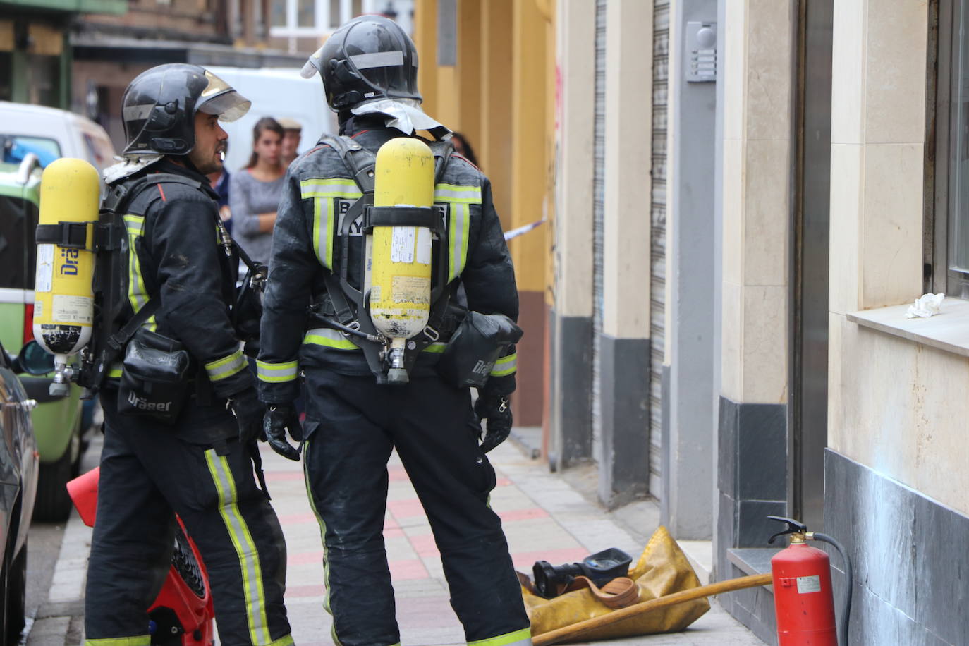 Las llamas y el intenso humo han obligado a la Policía Local, Nacional y Bomberos de León a acordonar la zona y tratar de solucionar el incidente ocasionado en la cocina.