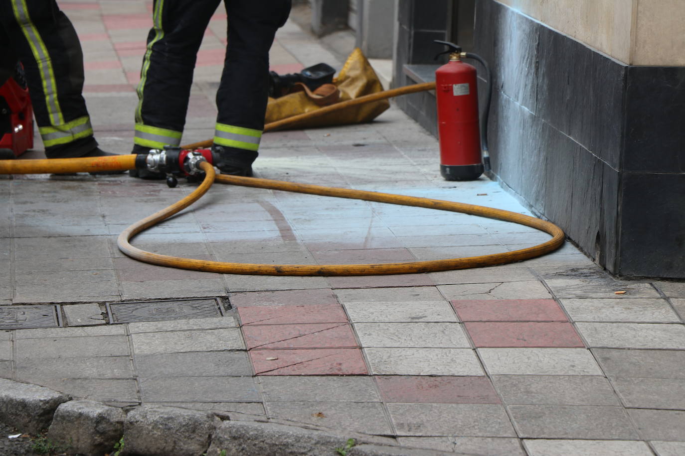 Las llamas y el intenso humo han obligado a la Policía Local, Nacional y Bomberos de León a acordonar la zona y tratar de solucionar el incidente ocasionado en la cocina.