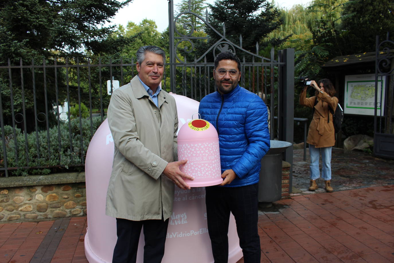 Fotos: León suma cuatro contenedores rosas para conciencias sobre el cáncer de mama