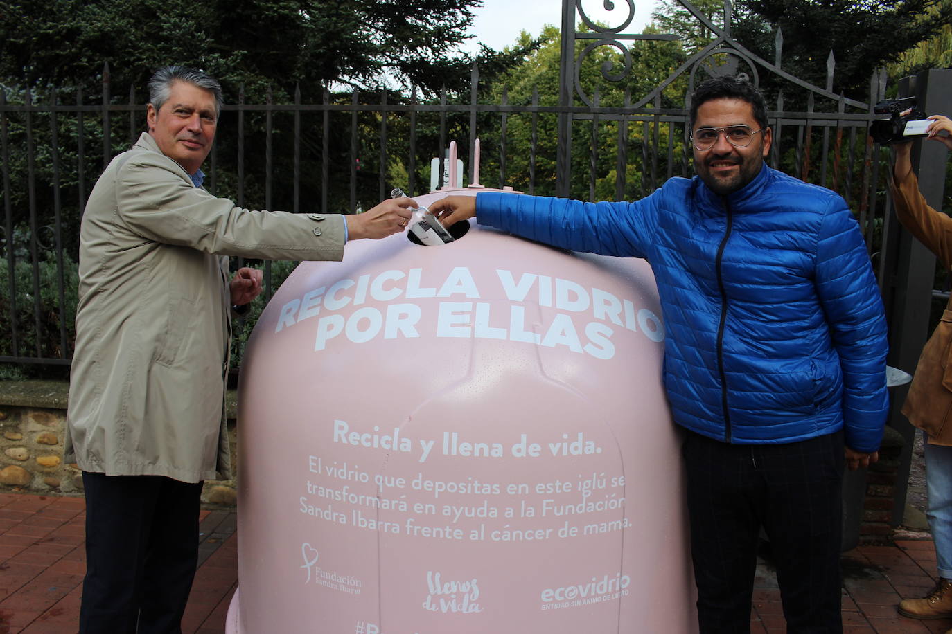 Fotos: León suma cuatro contenedores rosas para conciencias sobre el cáncer de mama