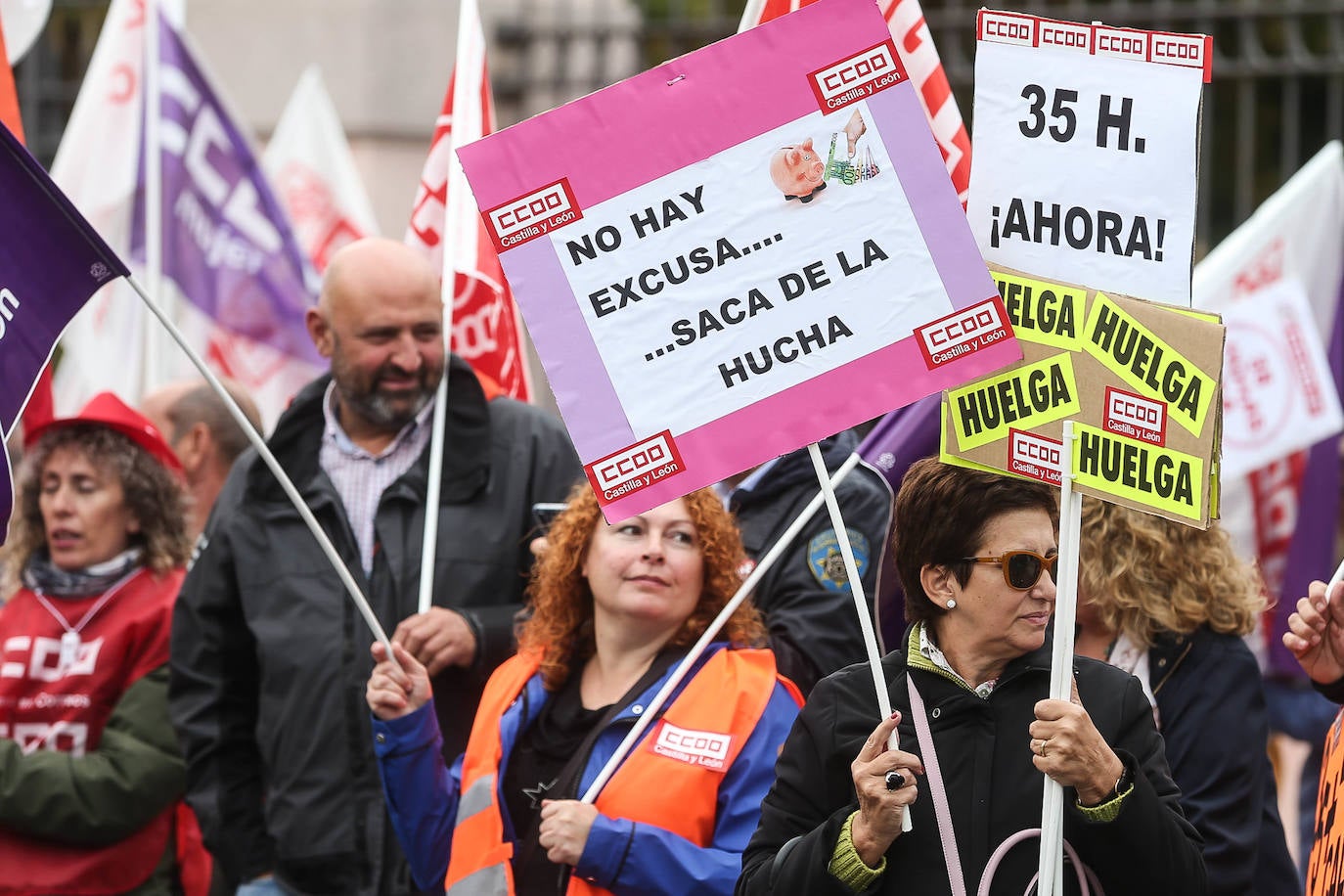 Más de un millar de empleados públicos ha reiterado su exigencia a la Junta de Castilla y León para que implante la jornada de 35 horas en cumplimiento del acuerdo firmado en mayo con los sindicatos, con los que se reunirá el Ejecutivo el lunes. En esta ocasión los sindicatos CCOO, UGT y CSIF han convocado a los empleados públicos a una concentración a las puertas de la Presidencia de la Junta, donde se ha dado cita más de un millar, entre 1.300 y 1.500, según fuentes policiales.