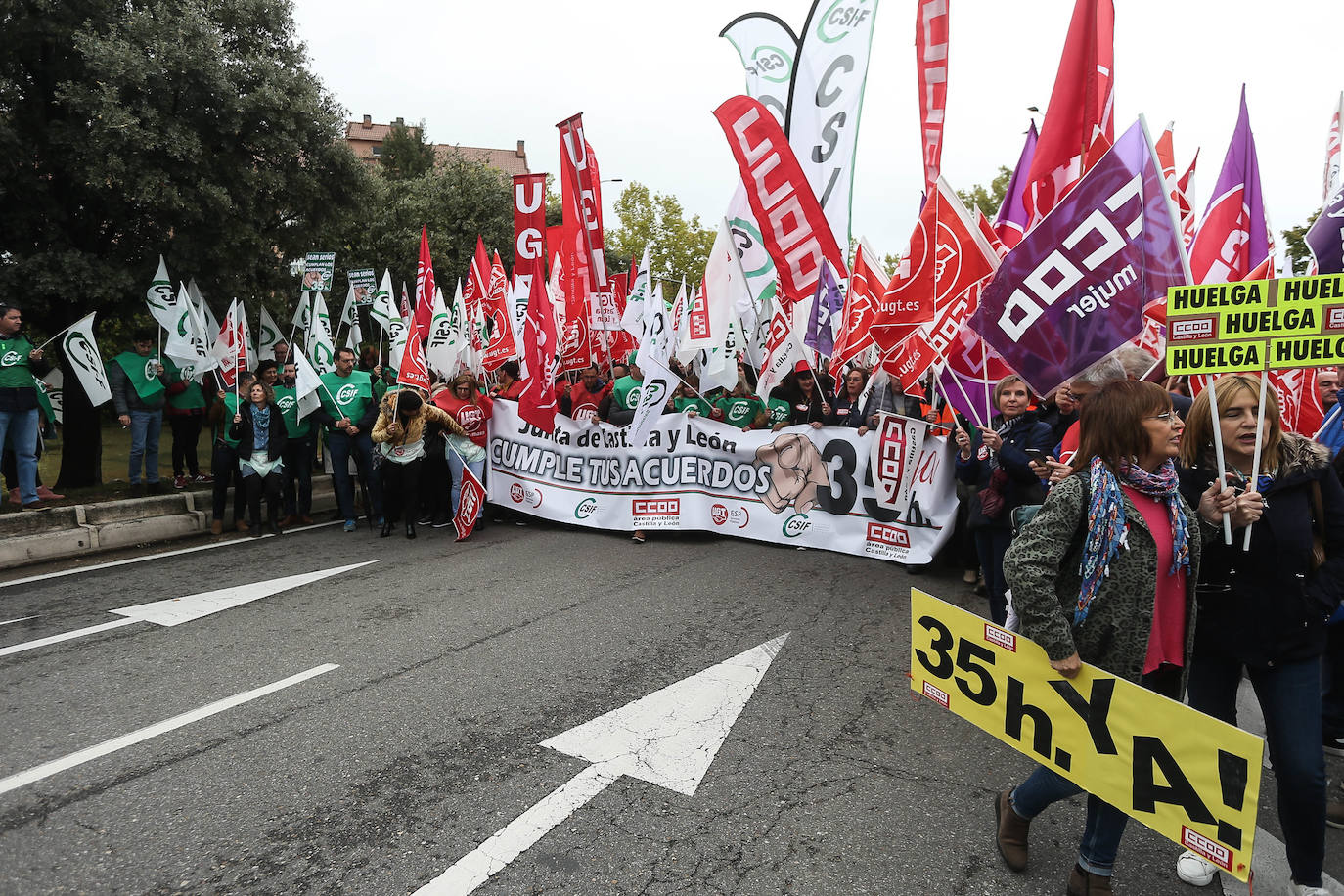 Más de un millar de empleados públicos ha reiterado su exigencia a la Junta de Castilla y León para que implante la jornada de 35 horas en cumplimiento del acuerdo firmado en mayo con los sindicatos, con los que se reunirá el Ejecutivo el lunes. En esta ocasión los sindicatos CCOO, UGT y CSIF han convocado a los empleados públicos a una concentración a las puertas de la Presidencia de la Junta, donde se ha dado cita más de un millar, entre 1.300 y 1.500, según fuentes policiales.