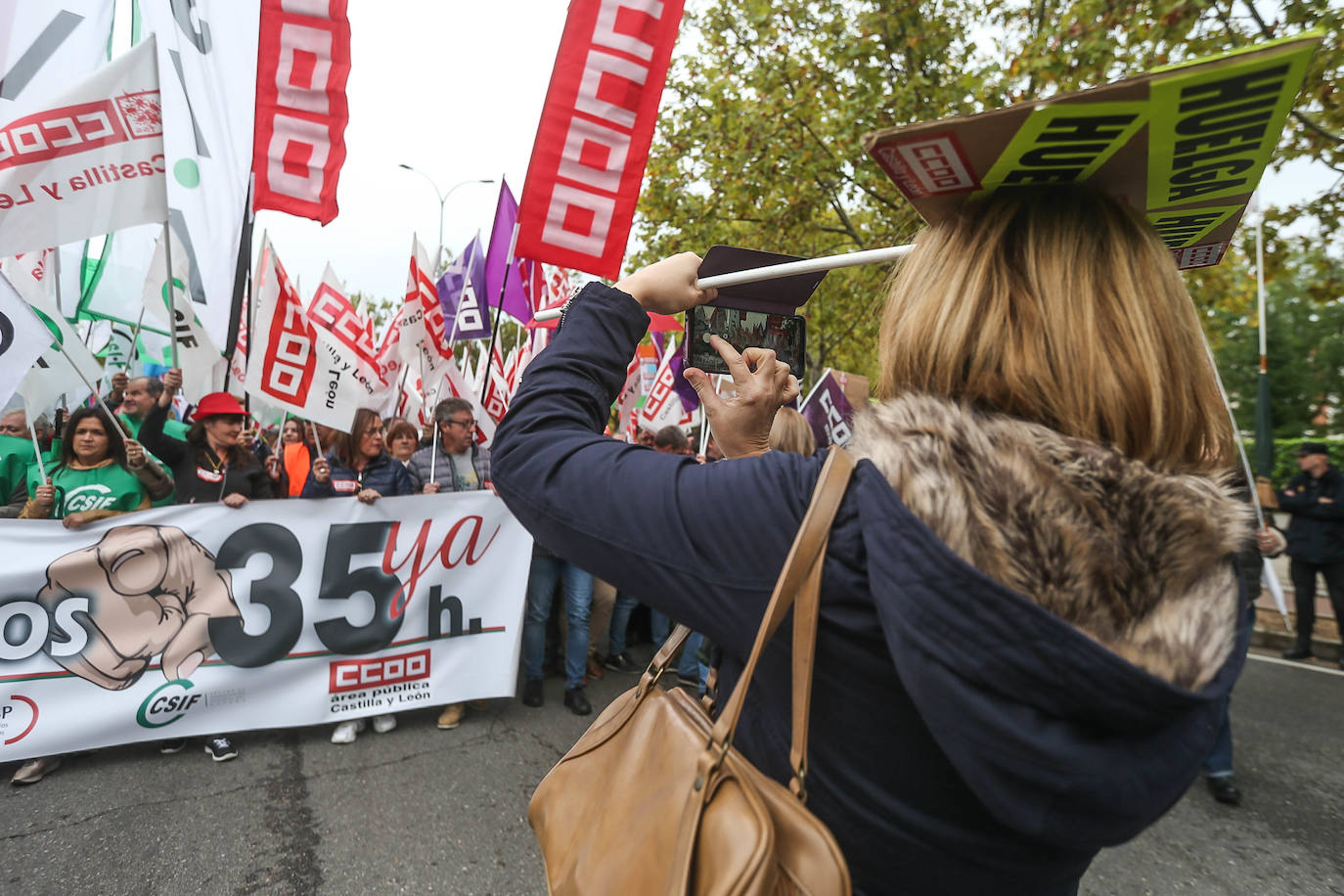 Más de un millar de empleados públicos ha reiterado su exigencia a la Junta de Castilla y León para que implante la jornada de 35 horas en cumplimiento del acuerdo firmado en mayo con los sindicatos, con los que se reunirá el Ejecutivo el lunes. En esta ocasión los sindicatos CCOO, UGT y CSIF han convocado a los empleados públicos a una concentración a las puertas de la Presidencia de la Junta, donde se ha dado cita más de un millar, entre 1.300 y 1.500, según fuentes policiales.