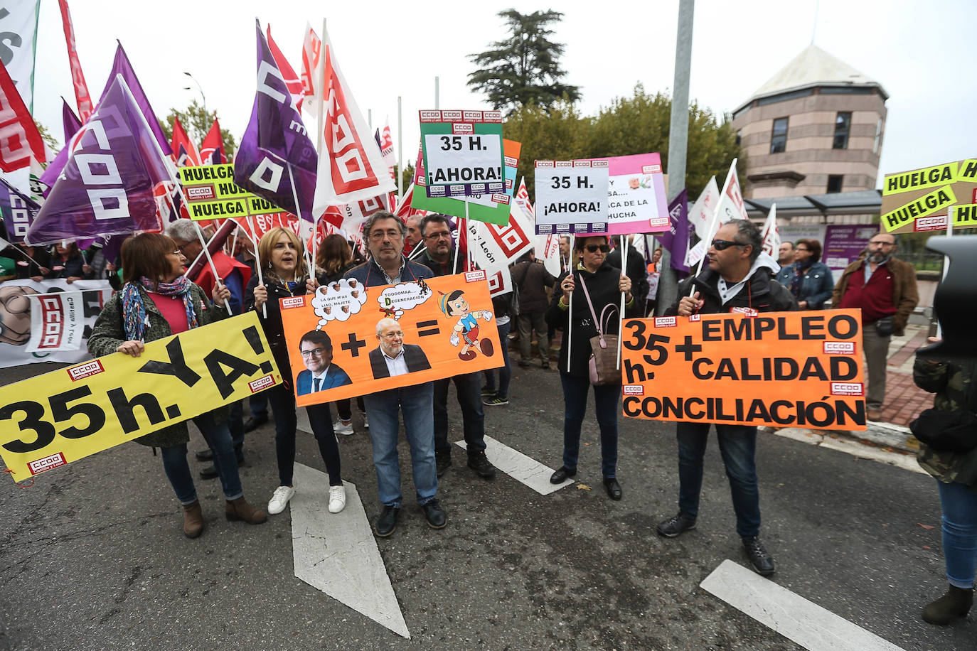 Más de un millar de empleados públicos ha reiterado su exigencia a la Junta de Castilla y León para que implante la jornada de 35 horas en cumplimiento del acuerdo firmado en mayo con los sindicatos, con los que se reunirá el Ejecutivo el lunes. En esta ocasión los sindicatos CCOO, UGT y CSIF han convocado a los empleados públicos a una concentración a las puertas de la Presidencia de la Junta, donde se ha dado cita más de un millar, entre 1.300 y 1.500, según fuentes policiales.