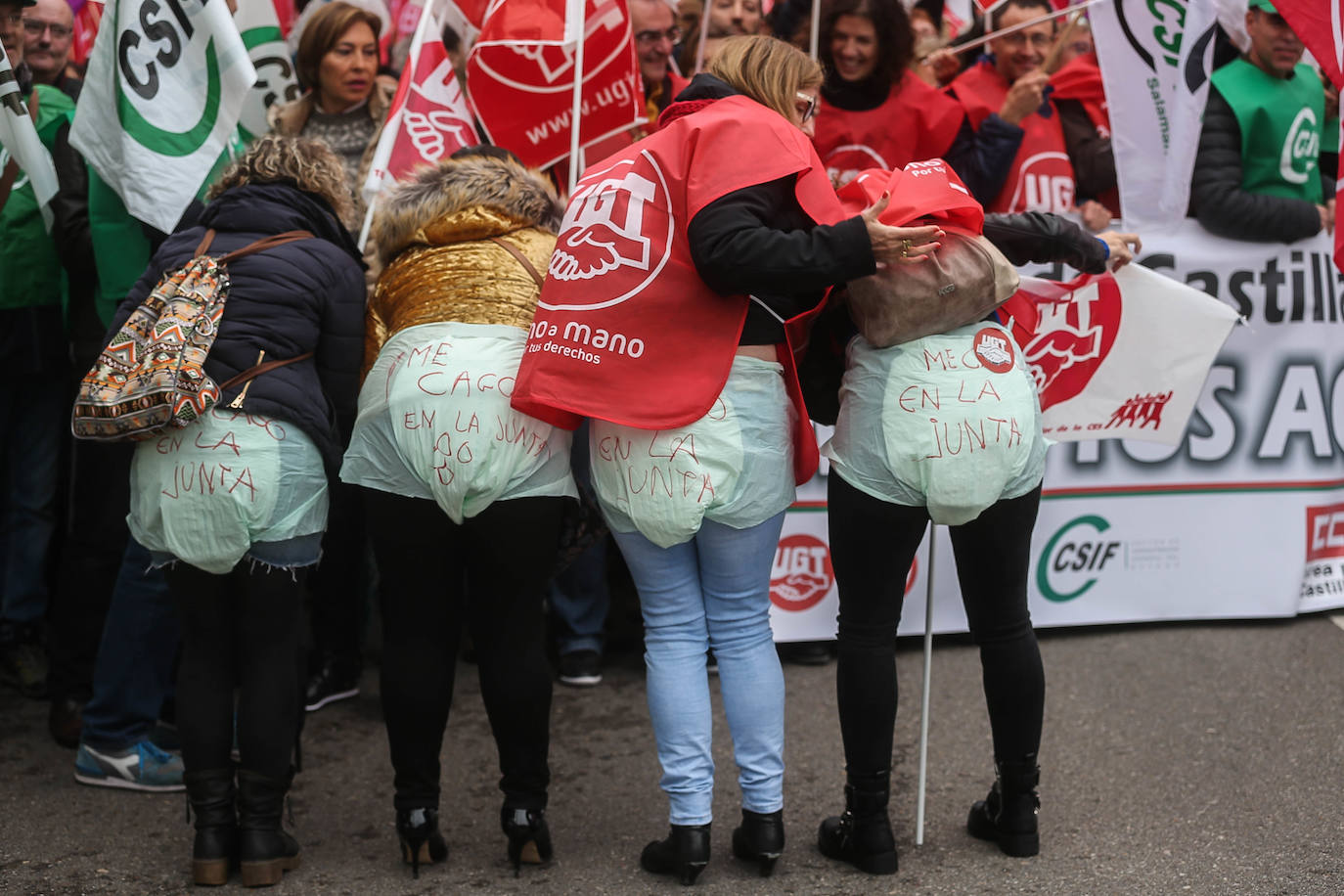 Más de un millar de empleados públicos ha reiterado su exigencia a la Junta de Castilla y León para que implante la jornada de 35 horas en cumplimiento del acuerdo firmado en mayo con los sindicatos, con los que se reunirá el Ejecutivo el lunes. En esta ocasión los sindicatos CCOO, UGT y CSIF han convocado a los empleados públicos a una concentración a las puertas de la Presidencia de la Junta, donde se ha dado cita más de un millar, entre 1.300 y 1.500, según fuentes policiales.