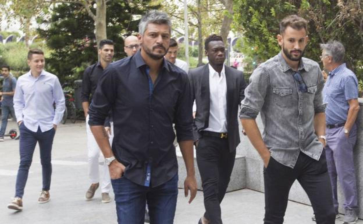 Munúa entra a la Ciudad de la Justicia de Valencia junto con excompañeros de equipo.