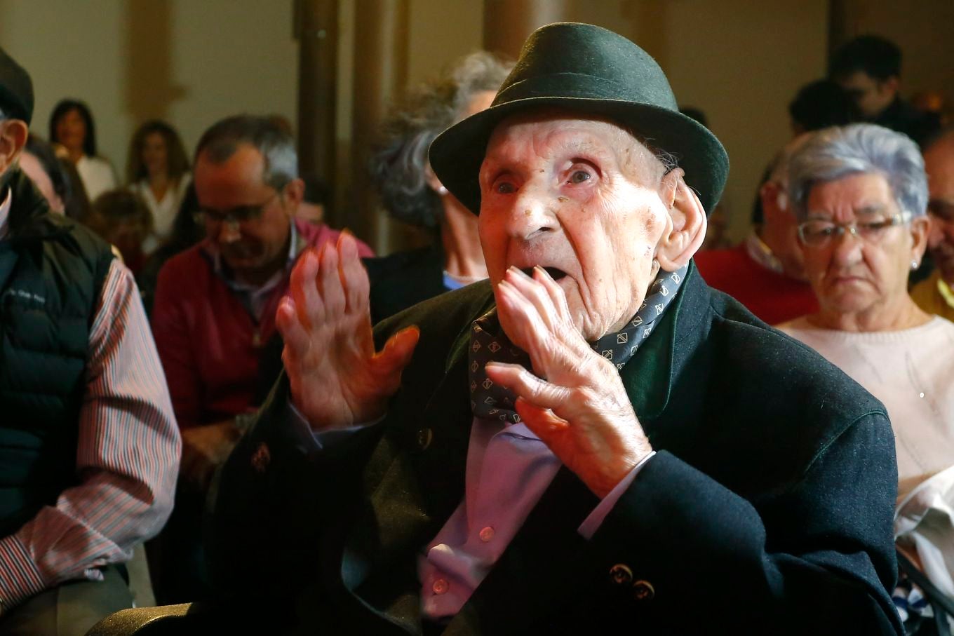 El secretario general del PSCyL, Luis Tudanca, participa en un acto homenaje a mayores en León.