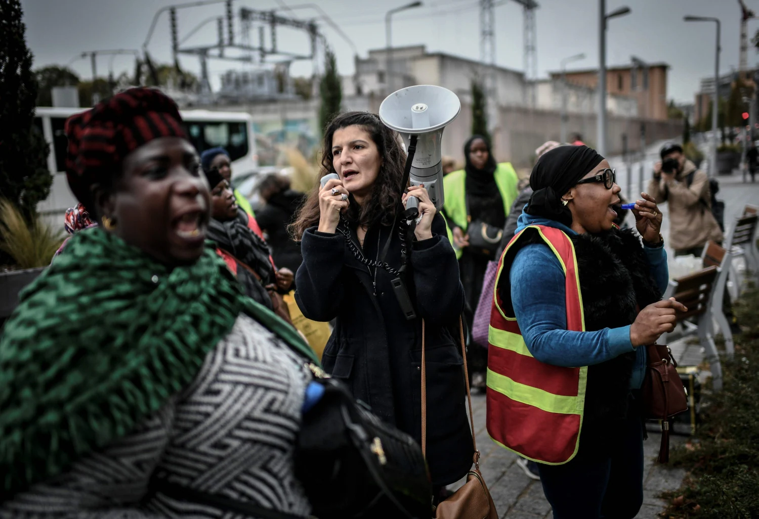 Las camareras del hotel Ibis Batignolles se manifestan, frente a la sede de Accor en París, el día que marca el tercer mes de su huelga para pedir condiciones mejores de trabajo. 