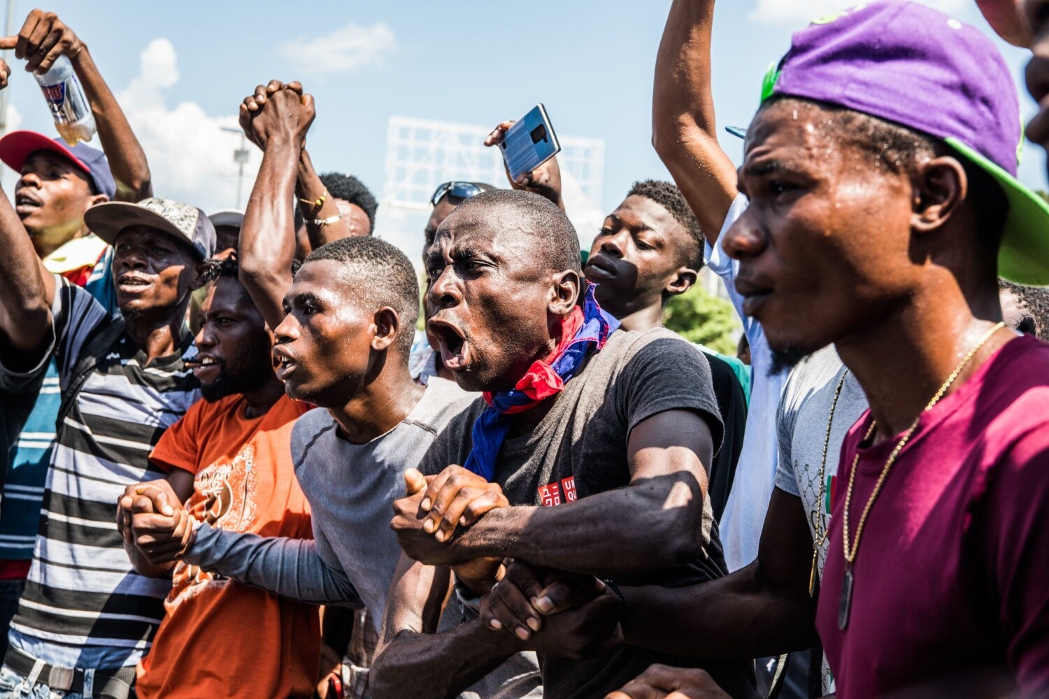 Manifestantes participan en una ceremonia de vudú antes de marchar en la protesta exigiendo la renuncia del presidente Jovenel Moßse en Puerto Príncipe 