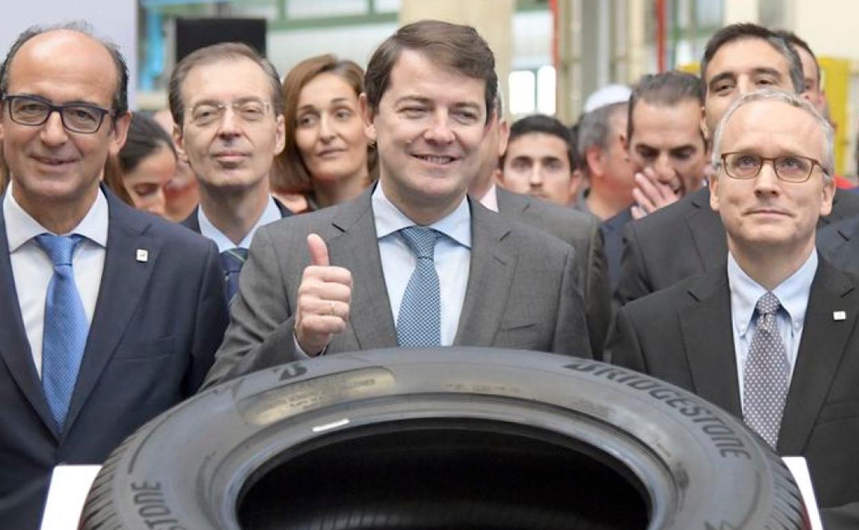 El presidente de la Junta de Castilla y León, Alfonso Fernández Mañueco (C), participó en los actos de celebración de la producción de la cubierta 300 millones de Bridgestone en Burgos, acompañado por el COO &CSMO de Bridgestone Europa, Laurent Dartoux (I), y el director de la fábrica Bridgestone en Burgos, Fernando del Cerro (D).