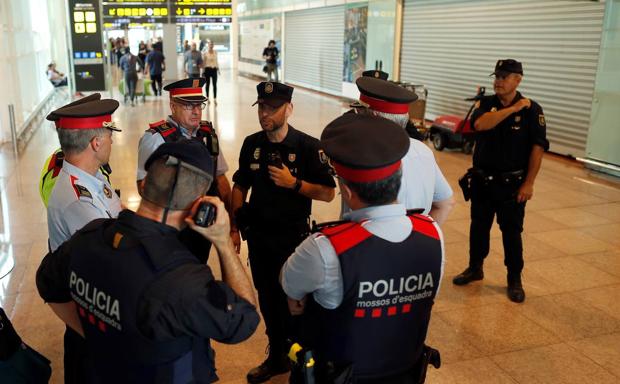 Policías nacionales y mossos se unen al otro lado la barricada