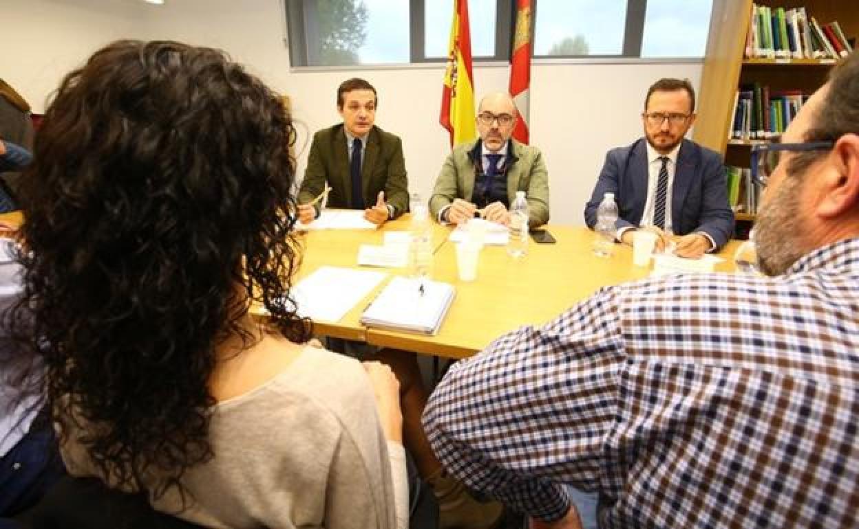 El consejero de Cultura y Turismo, Javier Ortega Álvarez (C), durante la reunión con alcaldes de las Médulas y representantes del Consejo Comarcal del Bierzo en Carucedo.