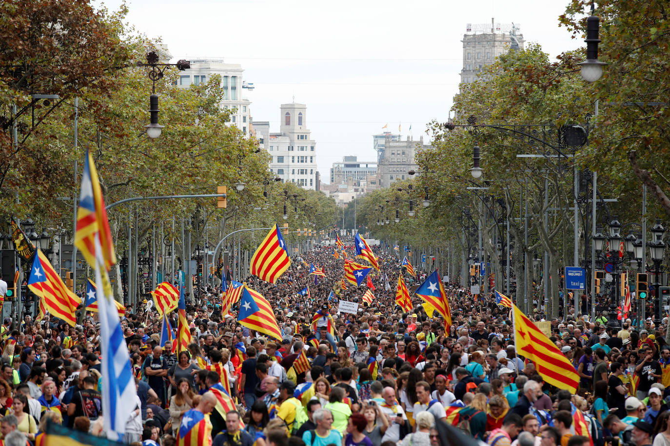 EL Paseo de Gracia lleno de manifestantes con banderas republicanas.