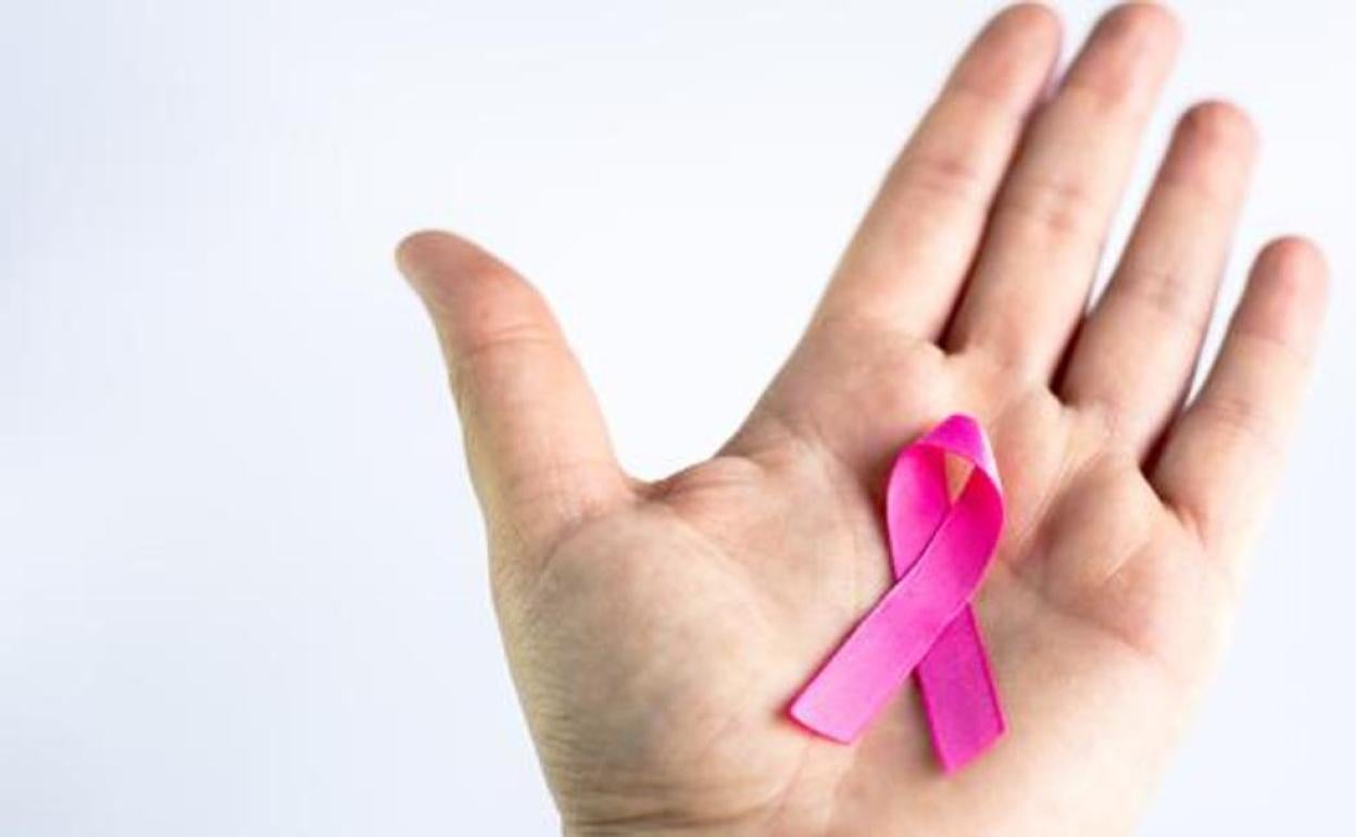 Un lazo rosa, símbolo de apoyo contra el cáncer de mama. 